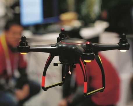 Copertina di Il futuro è drone, ma in Italia volare è (quasi) illegale