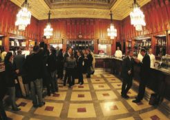 Copertina di Montecitorio, allerta alta per buvette e mensa. La carica dei 1005 affamati