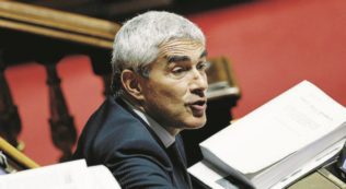 Copertina di Mattarella paga 1,17