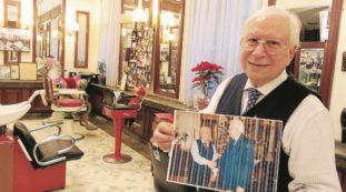 Copertina di ”Ride alle barzellette su B.”