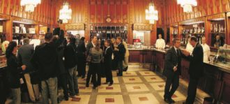 Copertina di Oltre tremila caffè al giorno