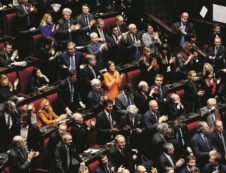 Copertina di Forza Italia a pezzi La Tragicommedia finisce nel ricatto