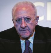 Copertina di Salerno, De Luca decade ma vuole un posto dal Pd