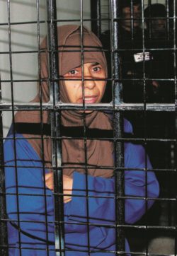 La scomunica dell’imam: “L’Isis è satana, va crocifissa”