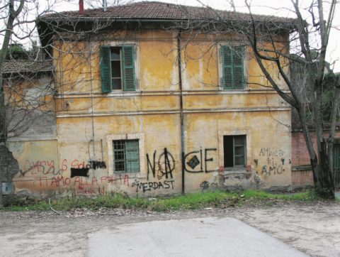 Da ex Lanificio,  a casa di arbusti, rovi e transenne