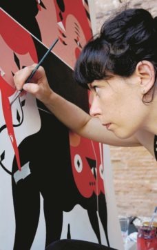 “Ruoli  invertiti: lui fila la lana e aspetta lei”