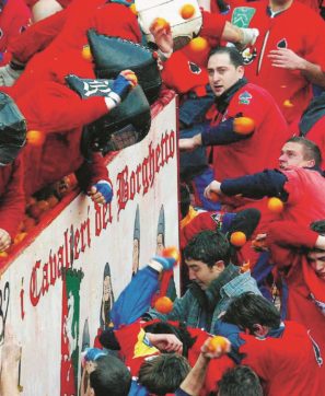 Sfide a colpi di arance o formaggi a Carnevale ogni fantasia vale