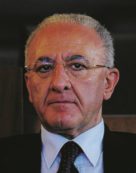 Copertina di Primarie ancora in bilico e De Luca non molla