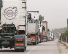 Copertina di Protesta all’llva, i Tir dell’indotto bloccano le strade