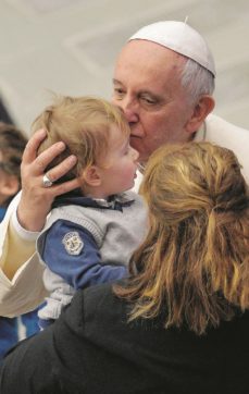 Il “doppio sculaccione” di Papa Francesco