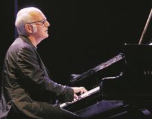 Copertina di “Il complimento più bello me l’ha fatto una donna delle pulizie. Sanremo? Cercano di invitarmi ma non ci vado, non ho bisogno di promozione”: parla Ludovico Einaudi