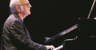 Copertina di “Il complimento più bello me l’ha fatto una donna delle pulizie. Sanremo? Cercano di invitarmi ma non ci vado, non ho bisogno di promozione”: parla Ludovico Einaudi