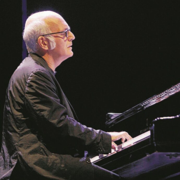 “Il complimento più bello me l’ha fatto una donna delle pulizie. Sanremo? Cercano di invitarmi ma non ci vado, non ho bisogno di promozione”: parla Ludovico Einaudi