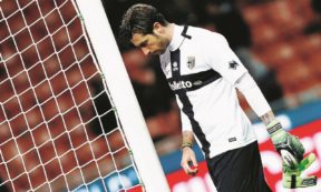 Copertina di Il pallone sgonfio  di una  città depredata