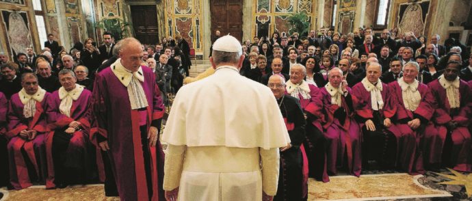 Copertina di Bergoglio apre la curia alle donne