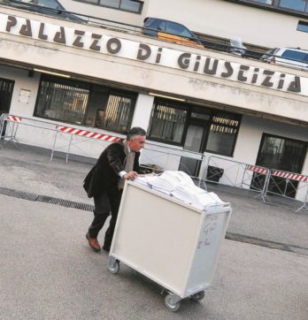 Copertina di Il paradosso di Napoli: i fascicoli stanno a Perugia