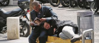 Copertina di Cliniche per clochard,  a Napoli arrivano  i  “medici di strada”