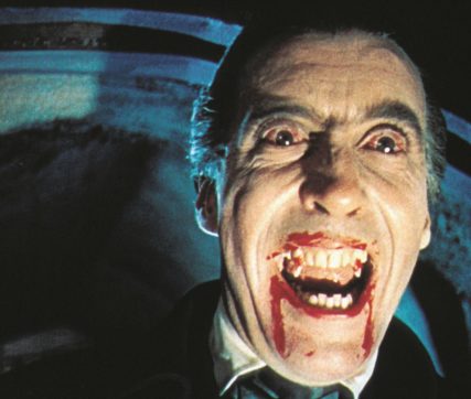 Intolleranza alla luce, dolori addominali, urine fluorescenti: aumentano i casi di “malattia del vampiro”. Ecco cos’è e come riconoscerla