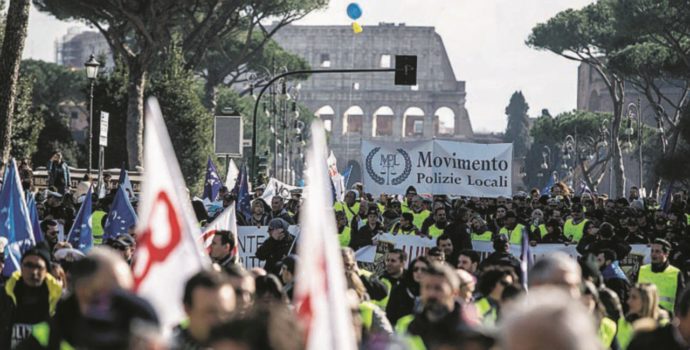 Copertina di Corteo vigili urbani,  in 10 mila a Roma: “Non siamo corrotti”