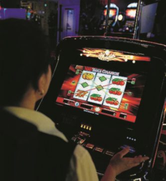 Copertina di Slot Machine,  stretta sugli spot e sale la tassa