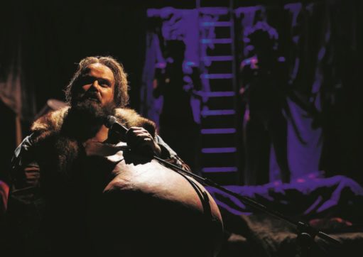 Copertina di Battiston sul palco diventa “Falstaff”