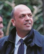 Copertina di Alfano è re della poltrona: il governo cade, lui mai