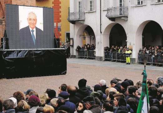 Copertina di Funerali, Alba  si ferma: “È il modello Ferrero”