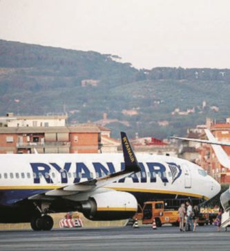 Copertina di Aeroporto di Bari. Inchiesta per i soldi a Ryanair