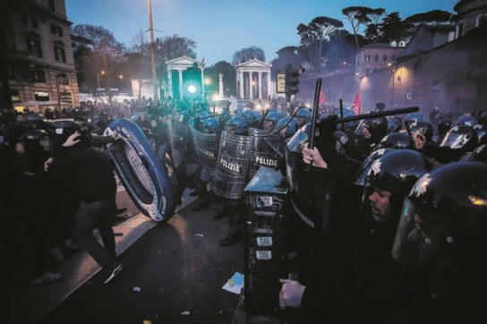 Botte e fumogeni, la Capitale si prepara