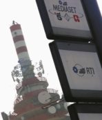 Copertina di Mediaset, la regina vuole mangiarsi tutte le torri