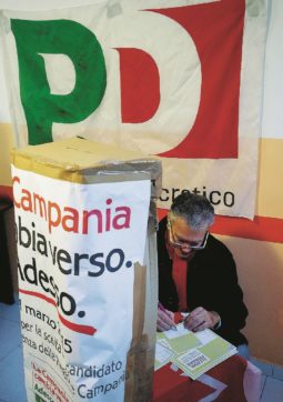 Napoli contro Salerno, derby al veleno nel Pd