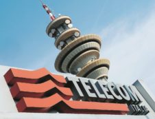 Copertina di Non solo Telecom, avanza il governo Ombra di Renzi