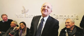 Copertina di De Luca, candidato fuorilegge