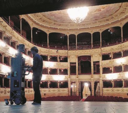 Copertina di Per sopravvivere il teatro si fa “multisala”