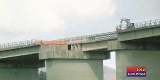 Copertina di A3, viadotto con il funerale:  la giungla dei lavori Anas