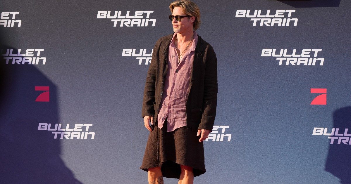 Brad Pitt con la gonna sul red carpet di Berlino. L’attore spiega perché