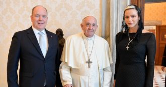 Copertina di Charlene di Monaco sfiora l’incidente diplomatico nell’incontro con Papa Francesco: l’errore nell’outfit