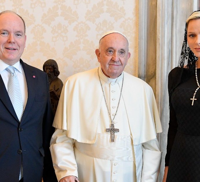 Charlene di Monaco sfiora l’incidente diplomatico nell’incontro con Papa Francesco: l’errore nell’outfit