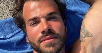 Copertina di “Non ho una storia drammatica, sono felice col mio compagno, ecco perché non mi fanno lavorare il tv”: Claudio Sona si sfoga