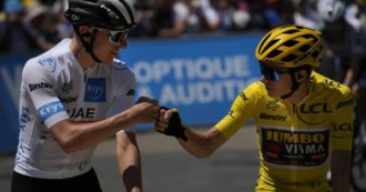 Copertina di Vingegaard rallenta e aspetta Pogacar che era appena caduto: la loro stretta di mano è il simbolo di questo Tour de France (video)