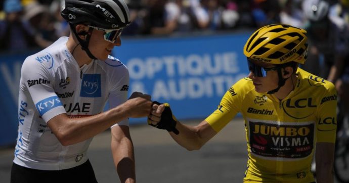 Vingegaard rallenta e aspetta Pogacar che era appena caduto: la loro stretta di mano è il simbolo di questo Tour de France (video)