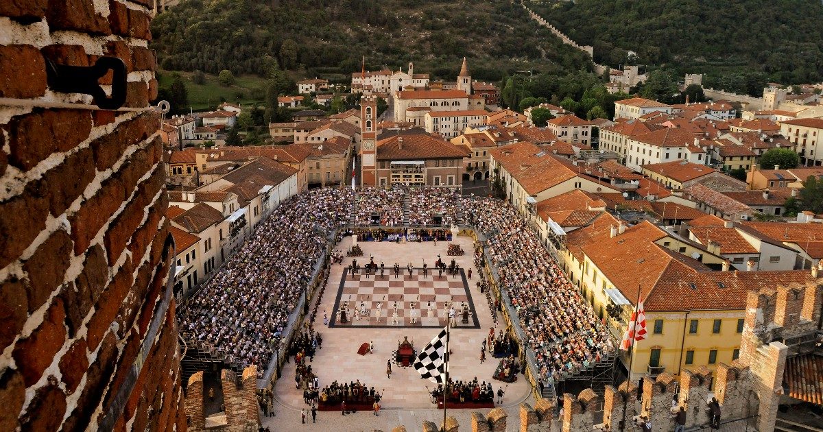 Dopo quattro anni tornano gli scacchi viventi di Marostica, in Veneto: così rivive la leggenda del 1454