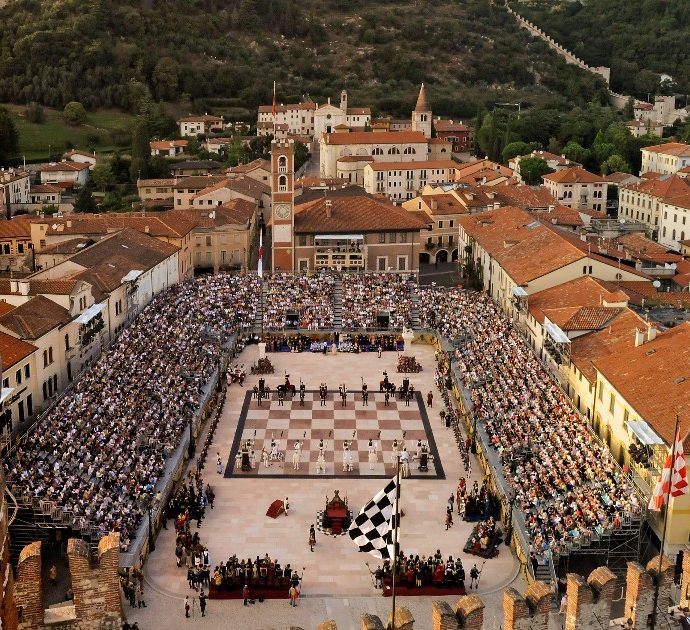 Dopo quattro anni tornano gli scacchi viventi di Marostica, in Veneto: così rivive la leggenda del 1454