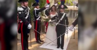 Copertina di L’unione civile della carabiniera con la sua compagna: è la prima cerimonia in uniforme con picchetto d’onore