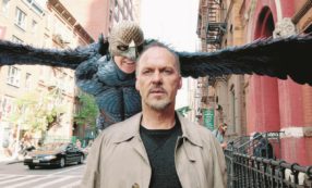 Copertina di Birdman, la commedia nera del supereroe alato in volo verso l’Oscar