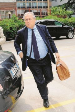 Copertina di Lotito, quando Previti ordinò: “Fai giocare  mi fijo” e lui eseguì