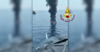 Copertina di Barca in fiamme al largo dell’isola Li Galli tra Capri e Positano: nessun ferito – Video