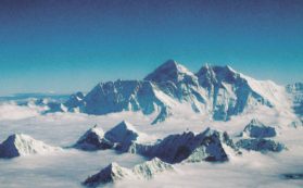 Copertina di Sherpa: “Rischiamo la vita per portarvi sull’Everest”