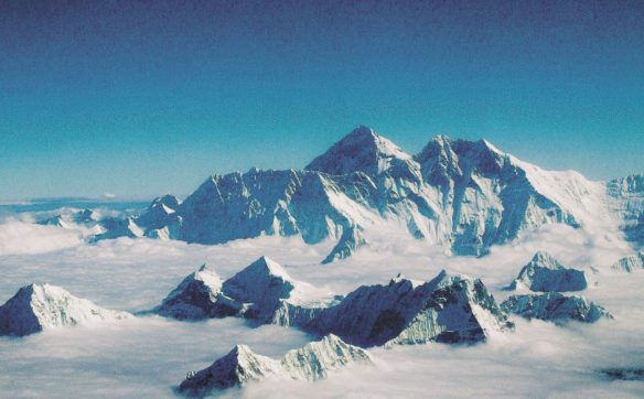 Sherpa: “Rischiamo la vita per portarvi sull’Everest”