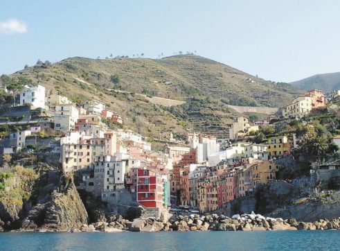 Copertina di Cinque Terre, bellezza ancora in bilico  tra natura e malaffare